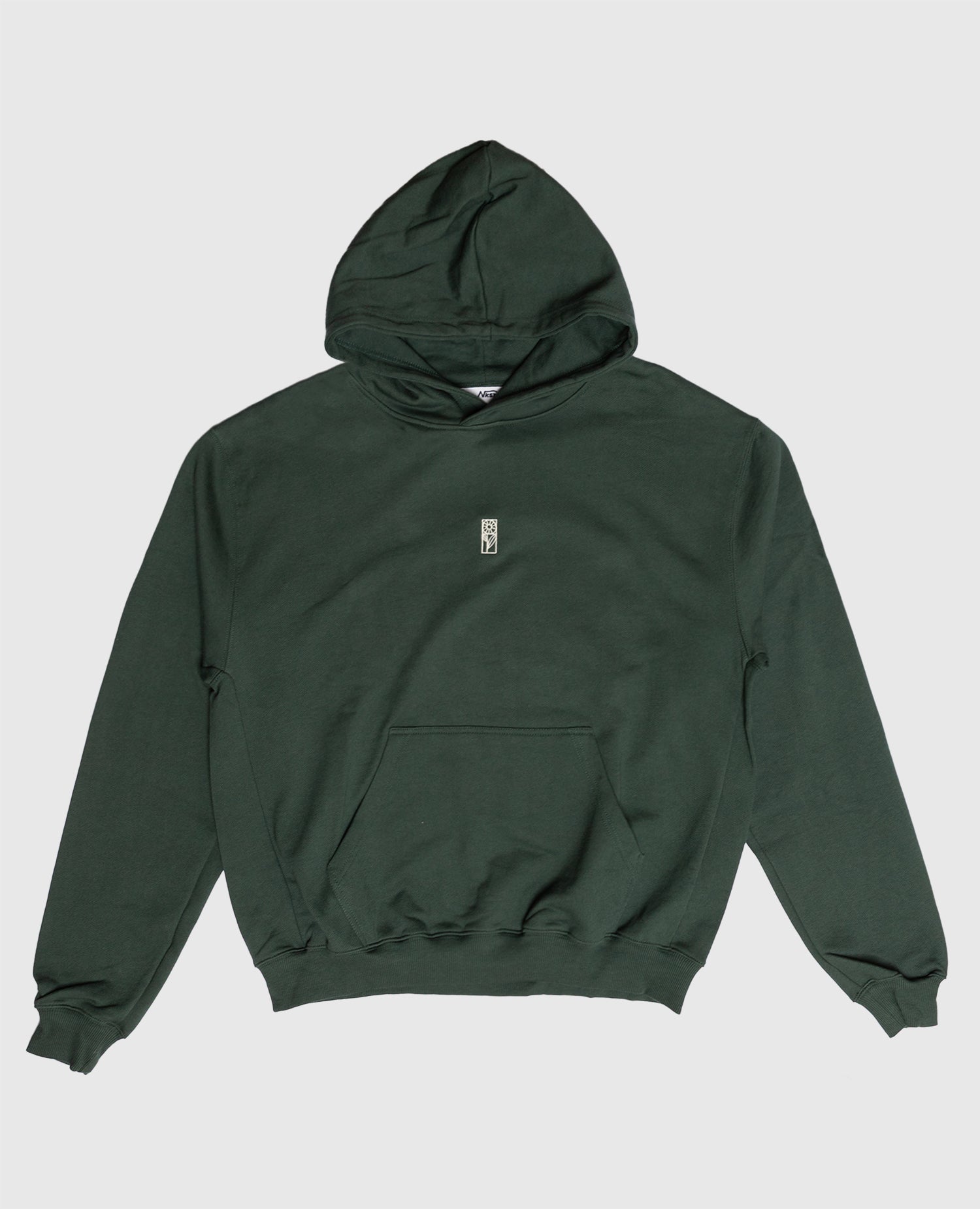 Blume Hoodie Dunkelgrün von NKSP – Vorderansicht flach gelegt