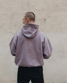 Blume Hoodie Lila von NKSP – Rückansicht mit Kapuze am Model