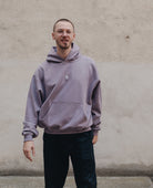 Blume Hoodie Lila von NKSP – gesticktes Blumenmotiv im Stil der Wiener Werkstätte, oversized am Model
