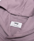 Blume Hoodie Lila von NKSP – Detail mit Nackenlabel „No place for intolerance“