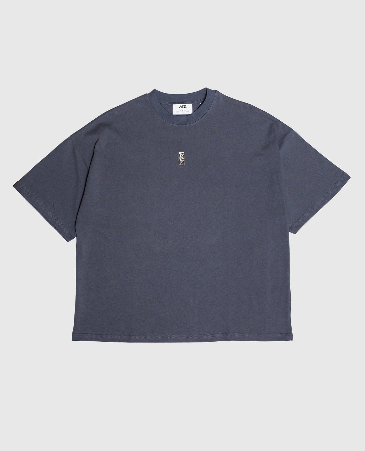 Blume Oversized Boxy T-Shirt Blaugrau von NKSP – gesticktes Blumenmotiv im Stil der Wiener Werkstätte